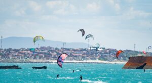 No Dia Mundial do Kitesurf, 8º Downwind da Capital reuniu cerca de 300 atletas entre Fortaleza e Cumbuco