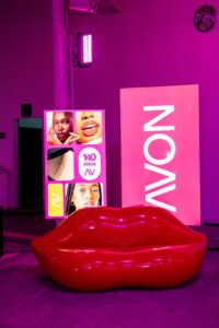 Avon celebra 140 anos de história e anuncia o retorno do Prêmio Avon de Maquiagem em formato inédito