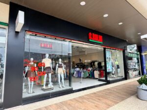 Em alusão aos 20 anos do Pátio Água Fria, C.Rolim Moda reinaugura loja no empreendimento