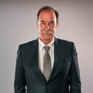 Armando Abreu, presidente da Qair Brasil, recebe Troféu Jurandir Picanço no Proenergia Summit 2026