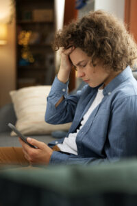 Uso excessivo do celular pode aumentar risco de dores no pescoço e nas costas