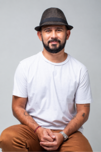 Colégio Darwin realiza encontro Escola e Família no Teatro RioMar Fortaleza com palestra de Bráulio Bessa
