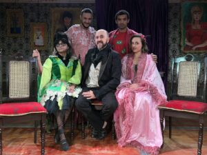 Carri Costa leva vampiros, conflitos e sátira política ao palco com a comédia “Malasombro”
