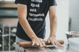 Único cearense na Ambassadeurs du Pain no Brasil e membro da Accademia Dei Mastro Del Lievito Madre e Del Panettone, Brunno Malheiros vem fazendo história com a sua Cheiro do Pão