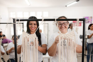Mães de alunos da EDISCA transformam formação em renda e apresentam seus produtos em feira