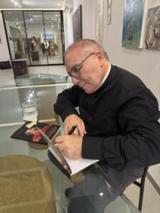 Padre Eugênio Pacelli lança livros em encontro intimista na Artesano Galeria