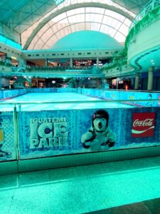 Iguatemi Bosque traz de volta a magia da patinação no gelo com atração especial para o mês das crianças