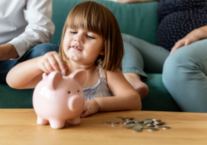 Educação financeira para cada fase da infância: quanto guardar hoje para a faculdade 